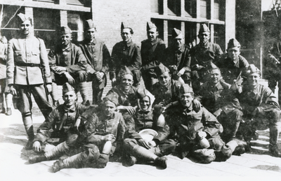 875841 Portret van een groep gemobiliseerde militairen in Bergen (N.-H.), met achteraan rechts, gebogen staande, Geert ...